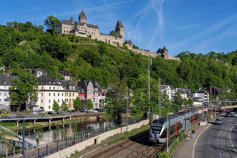 Regional railway 91, the Vias, runs between Hagen and Siegen, here in Altena, on the river Lenne, above Altena Castle, with the world's first youth hostel, Märkischer Kreis, small town in Sauerland, North Rhine-Westphalia, Germany