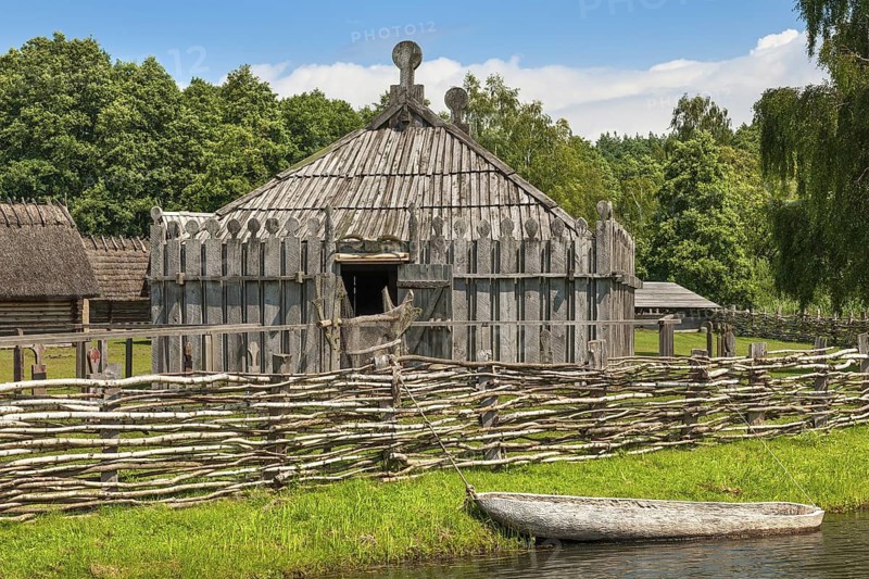 Groß Raden Archaeological Open-Air Museum, Slavic castle complex and settlement on Lake Groß Raden, reconstructed temple, wattle fence and dugout canoe, Sternberg, Mecklenburg-Vorpommern, Germany