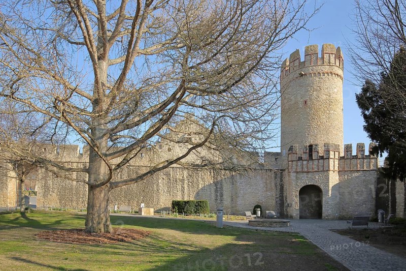 Malakoff Tower and historic city wall, city fortification with defensive defence tower, Ober-Ingelheim, Ingelheim, Rhine-Hesse region, Rhineland-Palatinate, Germany