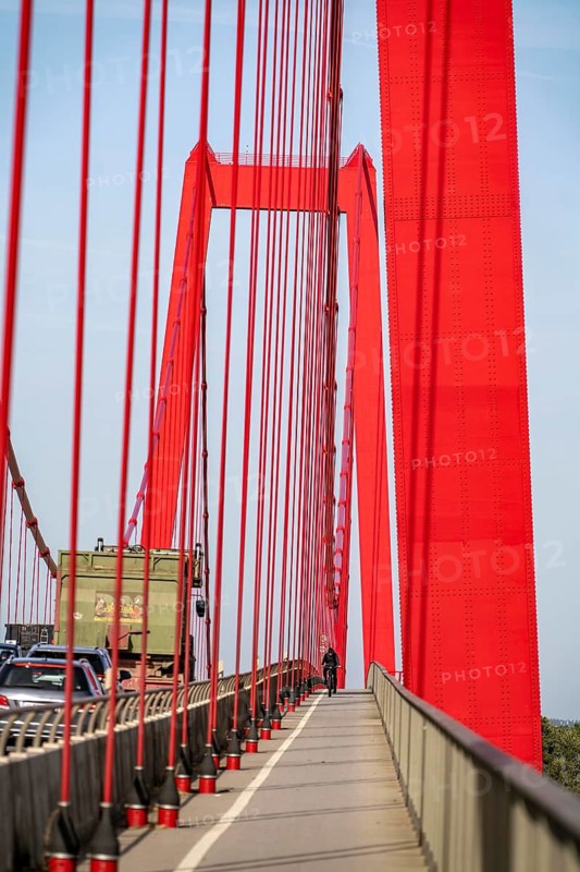 Traffic on the Rhine bridge Emmerich, federal road B220, longest suspension bridge in Germany, currently being renovated, bridge damage, cycle path, Lower Rhine, North Rhine-Westphalia, Germany