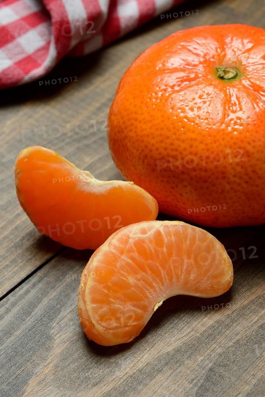 Clementine and clementine pieces, clementine
