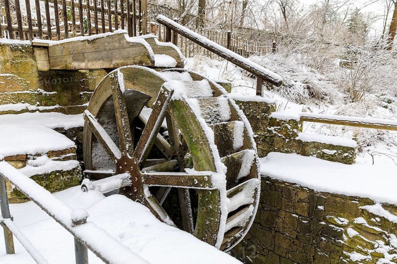 Small overshot waterwheel in the snow, Zschonermühle, Ockerwitz, Dresden, Saxony, Germany