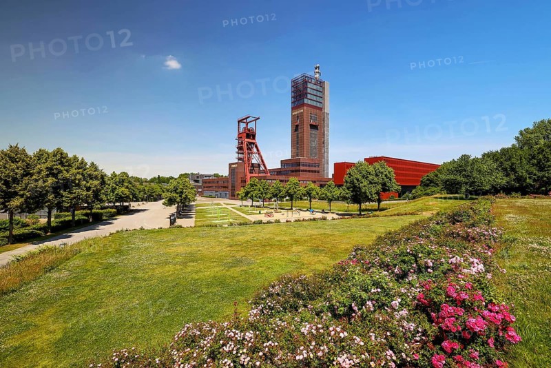 30.07.2022, Gelsenkirchen, North Rhine-Westphalia, Germany, Nordsternpark, here the Nordstern colliery tower with the HERKULES VON GELSENKIRCHEN, an 18 metre high monumental sculpture by the German artist Markus Lüpertz. Parks and gardens in the Ruhr region. Nordsternpark is a landscaped park on the site of the former Nordstern colliery in Gelsenkirchen. Following the closure of the Nordstern colliery in 1993, the site was completely renovated and transformed into a landscape park. The Federal Garden Show was held in the park in 1997. The site will be further redesigned as part of the IGA 2027. 00X220730D017CARO (MODEL RELEASE: NO, PROPERTY RELEASE: NO (c) caro images / Rupert Oberhaeuser, http://www.caro-images.com, info@caro-images.com, If the photo is used for purposes other than journalism, please contact the agency, Any use of the photo is subject to a fee !)