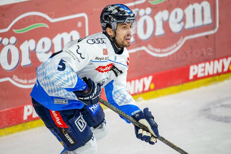 DEL, German Ice Hockey League season 2024/25, matchday 44: Adler Mannheim vs ERC Ingolstadt***Picture: Fabio Wagner (5, Ingolstadt)