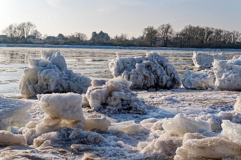 Ice skating on the Elbe with small icebergs on the water and on the banks of the Elbe Island near Geesthacht on a cold winter day. Geesthacht, Schleswig-Holstein, Germany