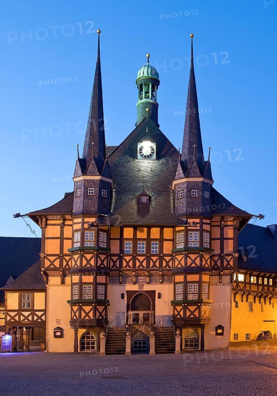 Market square with atmospherically illuminated town hall in the evening, Wernigerode, Harz, Saxony-Anhalt, Germany