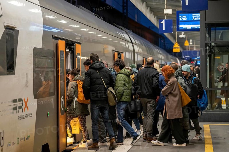 Regional express at Essen main station, on the platform, RRX, RE1 to Aachen, passengers boarding, alighting, North Rhine-Westphalia, Germany