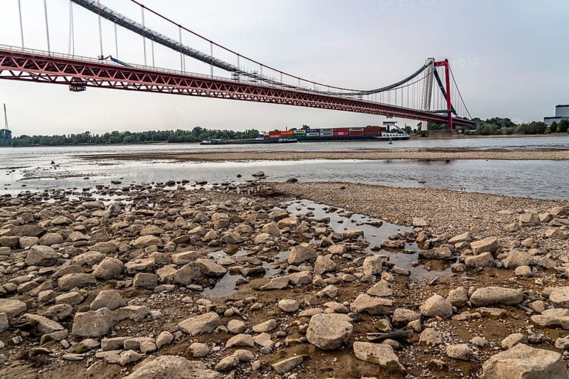 Rhine at Emmerich, extremely low water, Rhine level at 0 cm, falling trend, Rhine bridge B220, North Rhine-Westphalia, Germany