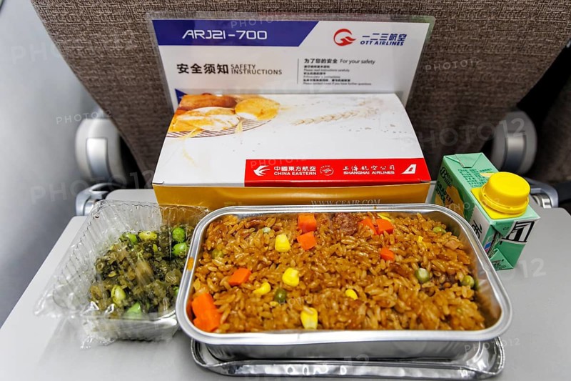 Aeroplane meal in the COMAC ARJ21-700 aircraft of OTT Airlines with the registration number B-653S at Pudong Airport (PVG) in Shanghai, China