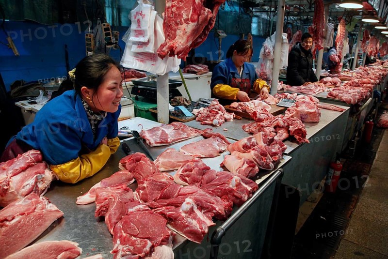 Beijing, CHN, 20.02.09 - Meat sellers in a market hall for meat, fish and vegetables in Beijing, Beijing, China