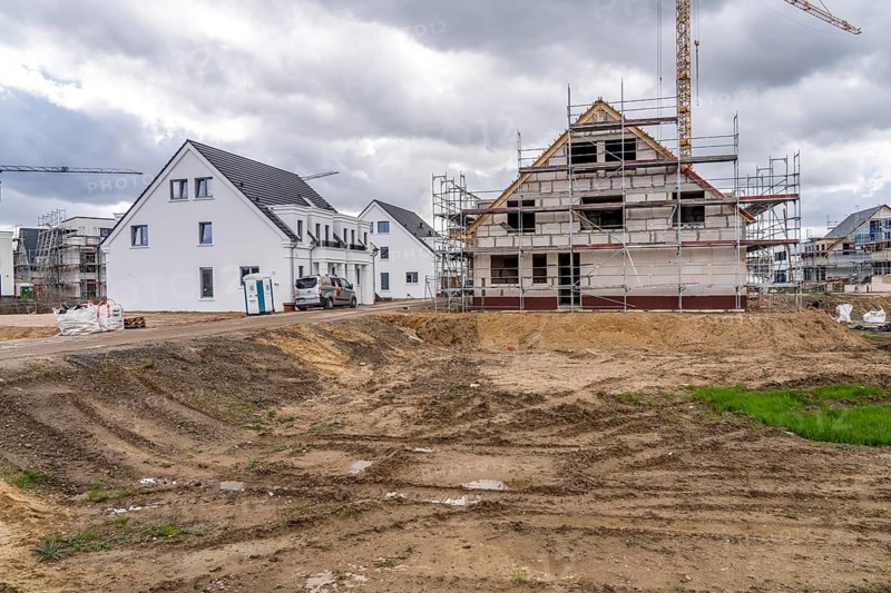 New development district, around 140 detached and semi-detached villas being built in the south of Duisburg, various property developers, still undeveloped land, shells, construction work, North Rhine-Westphalia, Germany