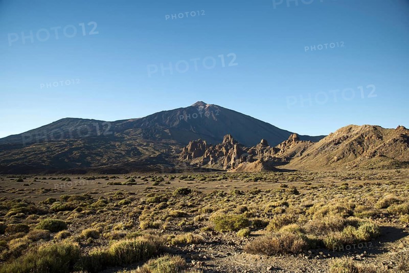 Ucanca plain, behind it Roques de Garcia, lava rock formations and Pico del Teide, 3718m, Parque Nacional de las Cañadas del Teide, Teide National Park, UNESCO World Heritage Site, Tenerife, Canary Islands, Spain