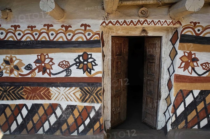 Sohraï art (Hazaribagh district, Jharkhand, India) . The Sohraï and Khovar art are art forms practised by the rural low caste and tribal women in the Hazaribagh district. Every october-november, they paint their house mud walls to welcome the harvest and celebrate the cattle. These paintings depict animals and plants of the surroundings in a simple way