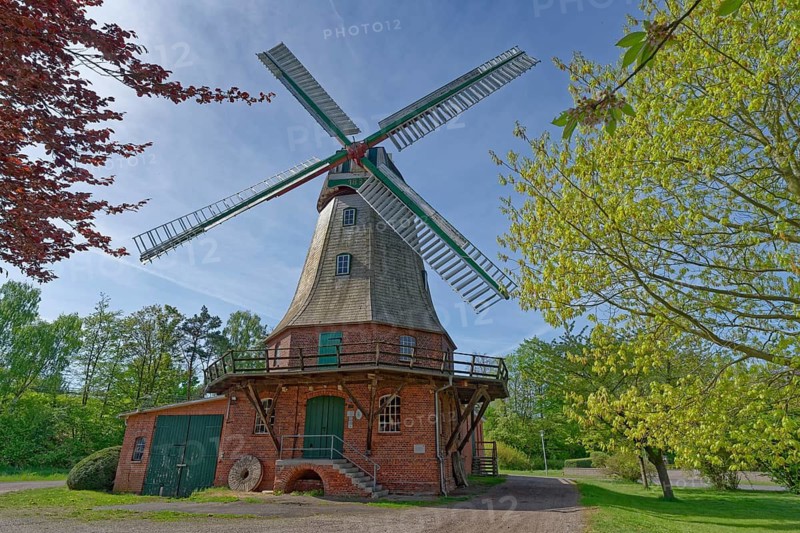 The Artlenburg windmill, a Dutch windmill dating back to 1833, was restored in 1999 and has been fully functional ever since. Artlenburg, Lower Saxony, Germany