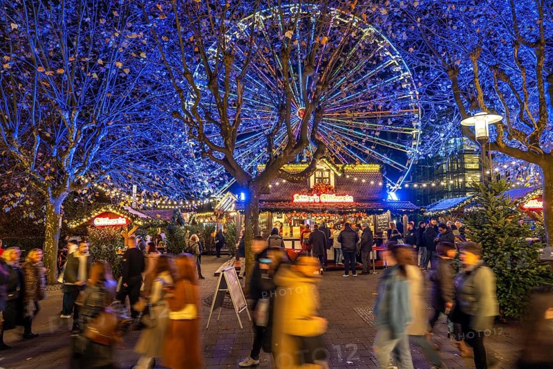 Pre-Christmas season, people, shoppers, visitors to the Christmas market in Essen city centre, Ferris wheel on Burgplatz, Kettwiger Straße, Christmas lights, Essener Lichtwochen, North Rhine-Westphalia, Germany