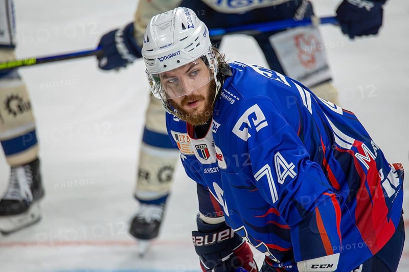 20.09.2024, DEL, German Ice Hockey League season 2024/25, Matchday 1: Adler Mannheim vs Schwenninger Wild Wings. Picture: Ryan MacInnis (74, Mannheim)