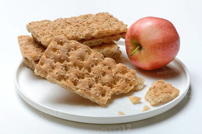Crispbread and apple on a plate