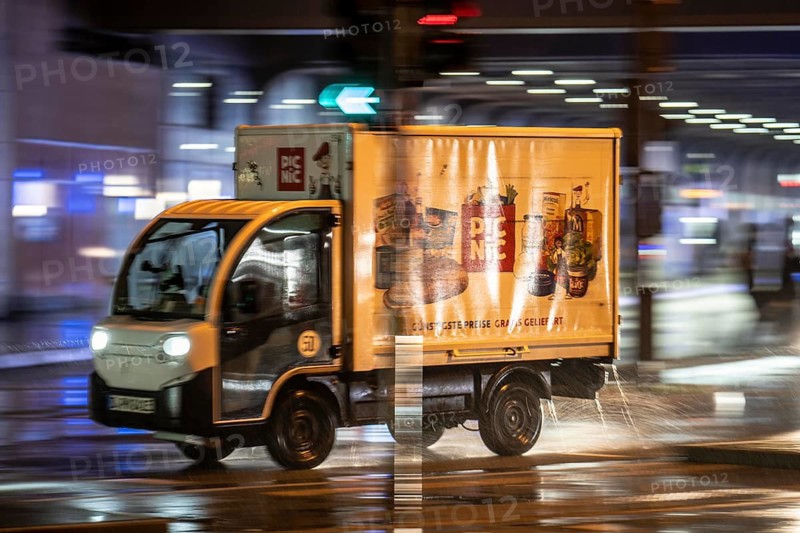 Picnic food delivery service vehicle, rainy weather, city centre, in the evening, Essen, North Rhine-Westphalia, Germany