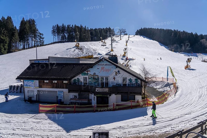 Winter sports area in the Sauerland, Winterberg ski lift carousel, artificial snow slopes, artificial snow from over 360 snow guns, Poppenberg ski area, 12 of 24 lifts are in operation in mid-March, the rest of the landscape is snow-free, Hütte Bei Möppi, North Rhine-Westphalia, Germany