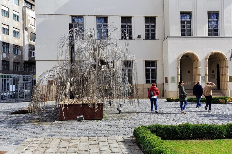 Tree of Life, Emanuel Tree, Great Synagogue, Nagy Zsinagóga, tourists in the garden, Holocaust Memorial Park, Dohány utca, Pest district, Budapest, Hungary