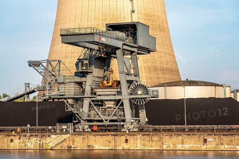 The Heyden power plant, coal-fired power plant, which was shut down in July 2021 and kept as a grid reserve and will be temporarily reconnected to the grid at the end of August 2022 as part of the energy crisis, harbour on the Heyden lock canal, Petershagen, North Rhine-Westphalia, Germany