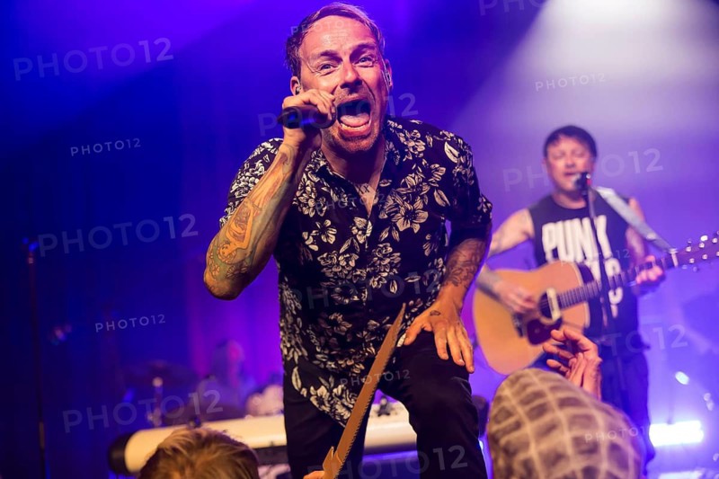 Ingo Knollmann, singer of the Donots live on Schwert aus Holz Tour at Berlin's Heimathafen Neukölln on 02.05.2025