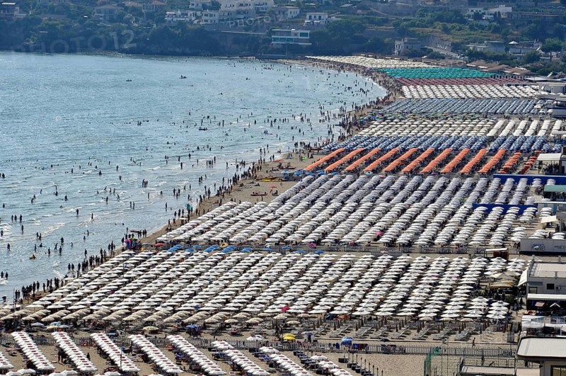 Precisely lined up parasols, sunbathing areas on the Spiaggia di Serapo beach, Tyrrhenian Sea, Gaeta, Latina, Lazio, Italy