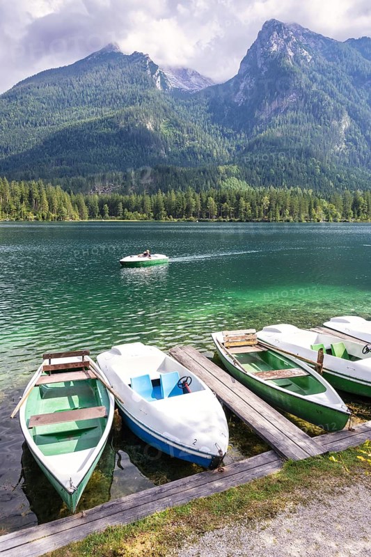 Jetty with boats at Hintersee, with green mountains in the background, peaceful and idyllic natural scenery, Ramsau, Berchtesgaden National Park, Berchtesgadener Land, Upper Bavaria, Bavaria, Germany