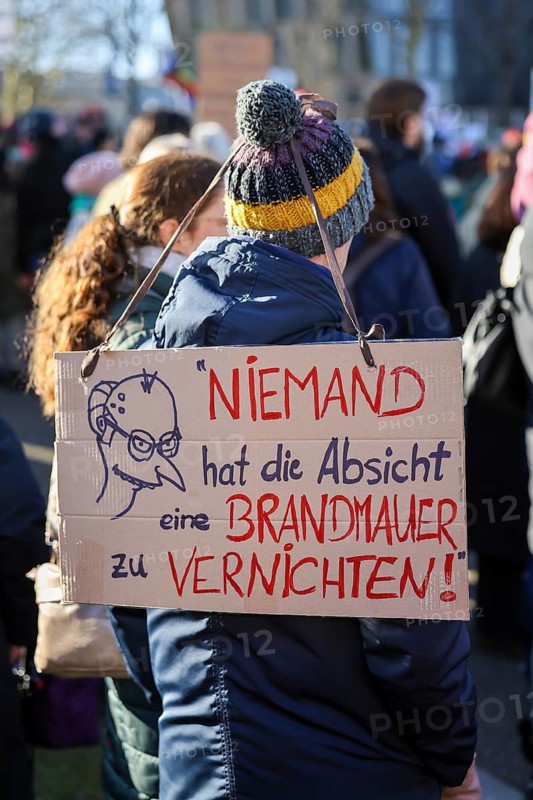 Essen, North Rhine-Westphalia, Germany - Demonstration against the right in Essen's green centre, several thousand people demonstrate against the AfD and the Merz-CDU's course on asylum policy, against the shift to the right in politics, against right-wing extremism, against the strengthening of the AfD and the course of CDU leader Friedrich Merz, the adoption of a CDU motion for a stricter migration policy with votes from the AfD led many citizens to openly articulate their opposition, #ZusammenGegenRechts, Bündnis Zusammen gegen Rechts