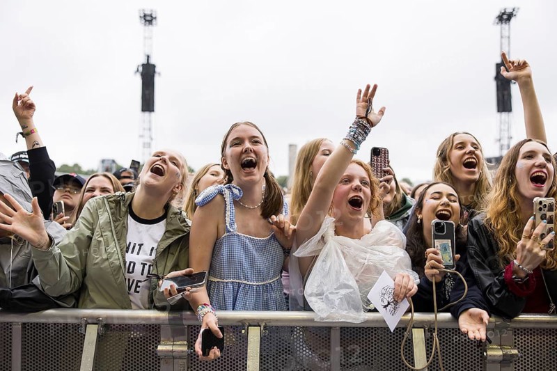 Festival visitors celebrate Mark Ambor's performance at the Lollapalooza Festival in the Olympiastadion and on the Maifeld, Berlin, 12.07.2025