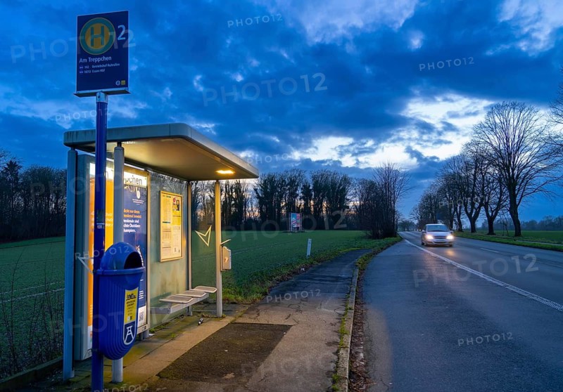 Bus stop Am Treppchen, in the evening, illuminated, Meisenburger Straße, Essen-Schuir, line 142, in the south of Essen, Landstraße, Essen, North Rhine-Westphalia, Germany