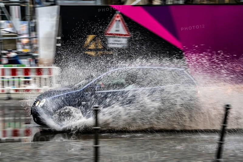 Winter, rainy weather, freezing rain, large puddle, puddle of water, in the city centre, Große Gallusstraße, vehicles driving through, spraying water fountains, Frankfurt am Main, Hesse, Germany
