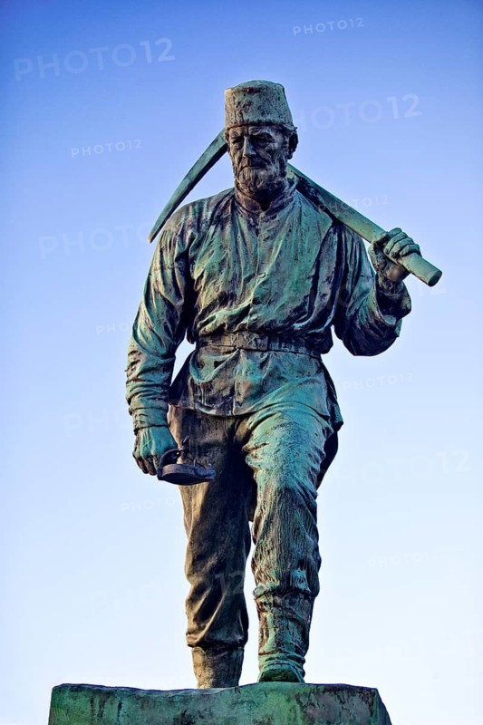 Sculpture Henner, miner made of cast bronze by Friedrich Reusch, Oberstadtbrücke, Siegen, North Rhine-Westphalia, Germany