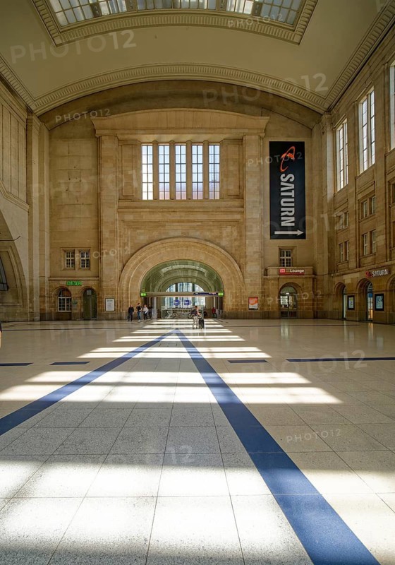 Cross platforms, Leipzig main station, interior, Leipzig, Saxony, Germany