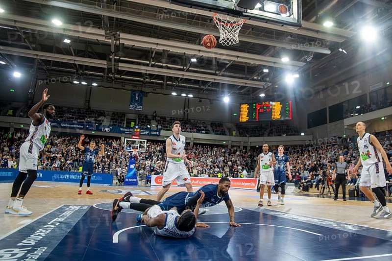 16.03.2024, easy Credit BBL, German Basketball League, Matchday 24) : Game scene MLP Academics Heidelberg against Rostock Seawolves (final score 88:86) . Players on the floor: Elijah Childs (4, Academics Heidelberg) and Chevez Goodwin (11, Rostock Seawolves)