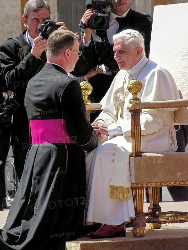 Pope Benedict XVI Joseph Ratzinger welcomes a bishop to the 1st audience on 27. 04. 2005, St. Peter's Cathedral, St. Peter's Basilica, Piazza San Pietro, St. Peter's Square, Vatican, Rome, Lazio, Italy