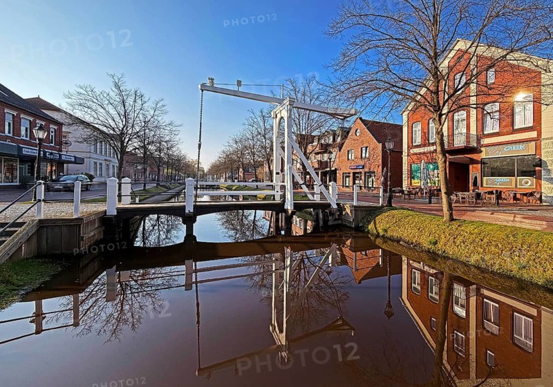 Historic wooden folding bridge over the main canal, Papenburg, is also called Venice of the North, Emsland, Lower Saxony, Germany