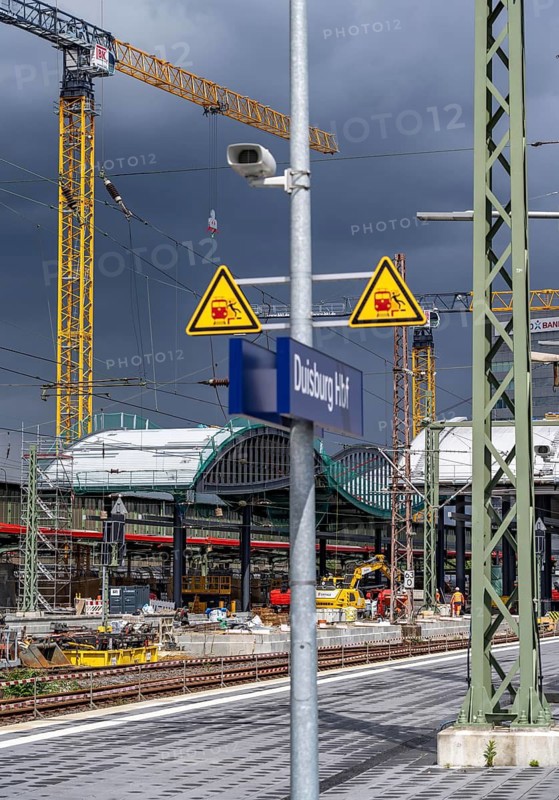Modernisation of Duisburg Central Station, the platforms of the 13 tracks are being renewed, 2 platforms are already finished, the old flat roofs are being replaced by a corrugated steel and glass roof, the conversion is taking place during ongoing operations, one platform is always closed, the conversion measure should be completed by 2028, Duisburg North Rhine-Westphalia, Germany