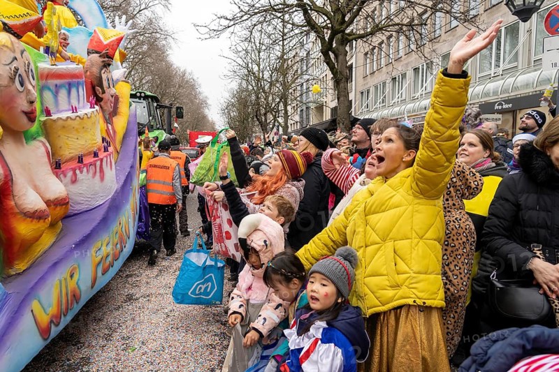 Rose Monday parade in Düsseldorf, spectators, especially children, collecting carnival sweets, at the street carnival, North Rhine-Westphalia, Germany