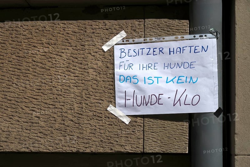 Sign in handwriting, THIS IS NOT A DOG TOILET OWNERS ARE LIABLE FOR THEIR DOGS, house wall, protest against dog droppings, Stuttgart, Baden-Württemberg, Germany