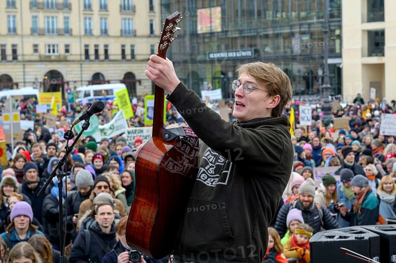 Marlo Grosshardt plays at the Fridays for Future climate strike at the Brandenburg Tor in Berlin. 14.02.2025