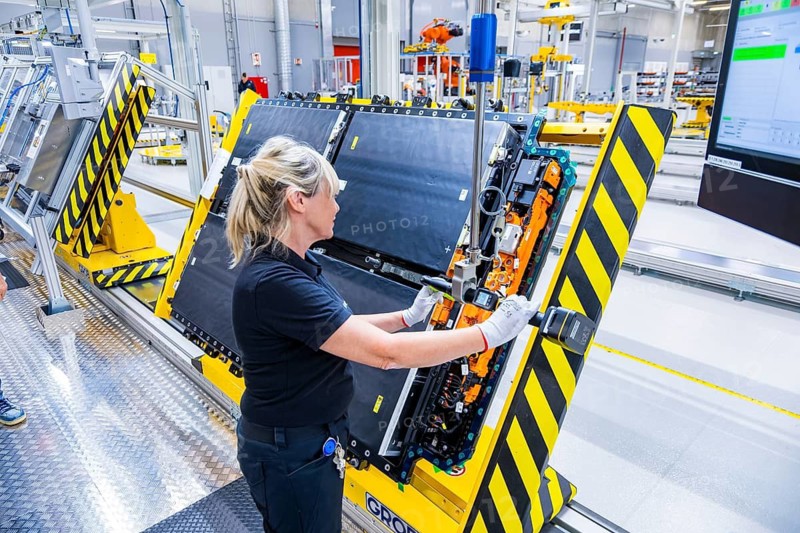 Mercedes-Benz subsidiary ACCUMOTIVE is setting a major milestone in Kamenz with the series production of the latest generation of Mercedes-Benz traction batteries for the all-electric CLA. EB 580 all-electric traction batteries for the Mercedes-Benz CLA are manufactured here, Kamenz, Saxony, Germany
