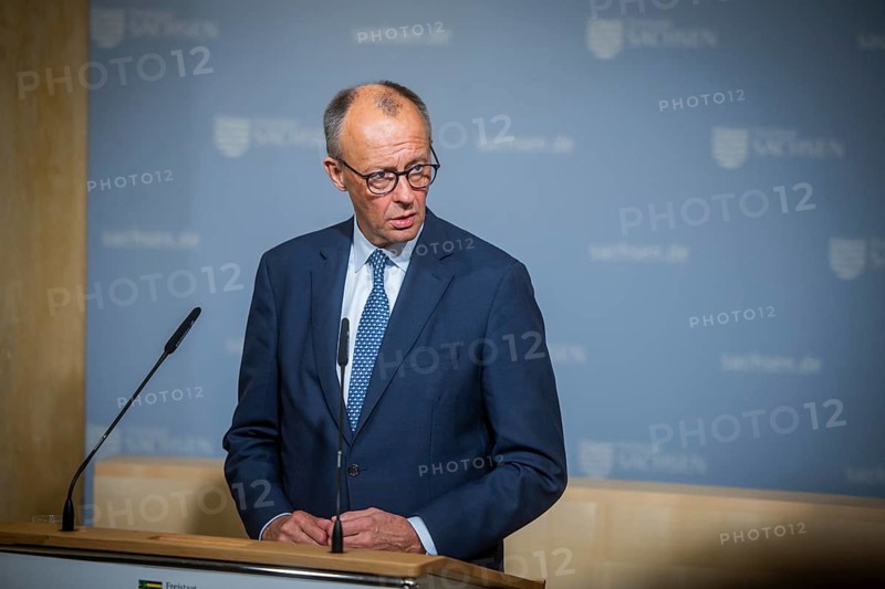 Minister President Michael Kretschmer welcomed the Federal Chancellor to Dresden and will accompany him on further appointments. The chancellor was received in front of the Saxon State Chancellery by the Music Corps of the Bergstadt Schneeberg e.V., three Sorbins present bread and salt as a welcome gift, Dresden, Saxony, Germany