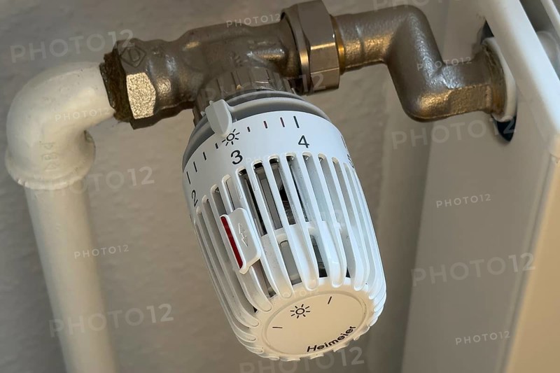 Heating thermostat is at level 3 with sun symbol, heating thermostat setting, Germany