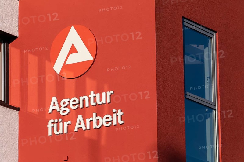 07.04.2026. Exterior view of the German Federal Employment Agency (Agentur für Arbeit) building with its red logo. Symbolizing labor market and unemployment. Kirchheim unter Teck, Germany