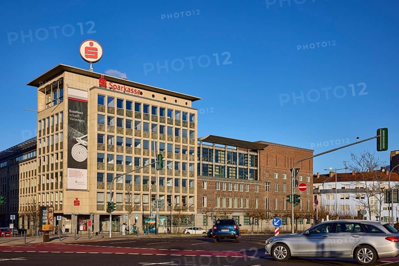 Main office Sparkasse Saarbrücken, modern architecture, brick buildings, car, traffic light crossing, blue sky, cloudless, crossing between Saaruferstraße, Neumarkt and Stengelstraße, Saarbrücken, state capital, regional association Saarbrücken, Saarland, Germany