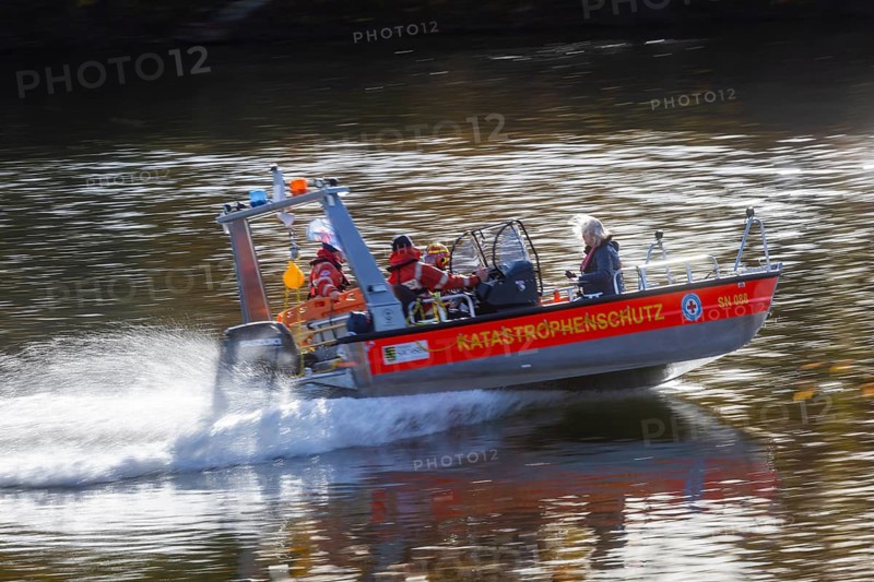 Helicopter-based water rescue by DRK Wasserwacht together with the Federal Police at the Malter dam. Floods and heavy rain events repeatedly haunt Saxony and other federal states. One lesson from the last major flood in 2013 was that cooperation between helicopter crews and volunteer water rescuers must be practiced regularly. Such an exercise at the Malter dam takes place together with the Federal Police, which provided the helicopter. The volunteer air rescuers from Wasserwacht, DLRG and the fire department come from Saxony, Berlin, Brandenburg and Saxony-Anhalt, Malter, Saxony, Germany