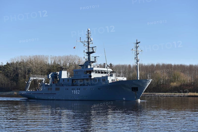 Multi-purpose test boat Y 862, minesweeper, minesweeper, navy, warship in the Kiel Canal, NOK, Kiel Canal, Schleswig-Holstein, Germany