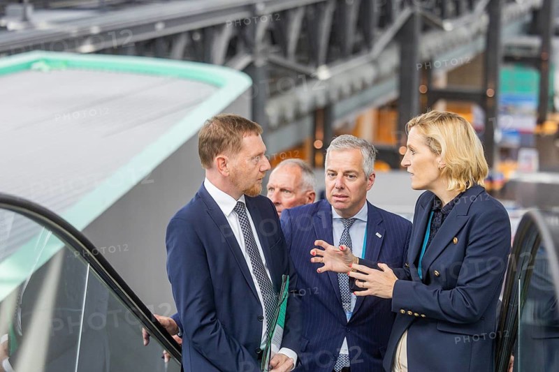 Saxony's Minister President Michael Kretschmer (CDU) visiting the Aviation and Space Regions Day in Dresden. In conversation with Marie-Christine von cock, Managing Director of the BDLI. The 19th Day of German Aerospace Regions took place at Dresden Airport on Thursday, 4 September 2025 under the motto The future begins at the top - strengthening aviation, positioning aerospace confidently, securing defence capabilities . A diverse accompanying exhibition with exhibits from leading companies and dialogue with over 300 representatives from politics, business, science and research, Dresden, Saxony, Germany