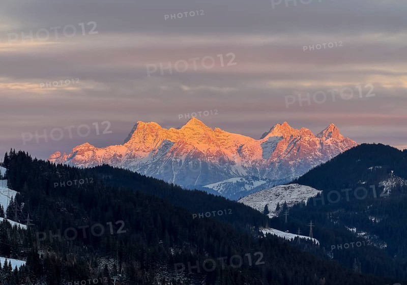 Alpine glow at sunset, mountain peaks of the Loferer Steinberge in winter, Kitzbühel Alps, Tyrol, Austria